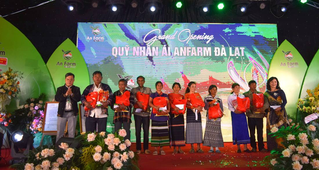 Trao quà Tết cho các hộ khó khăn xã Phú Hội