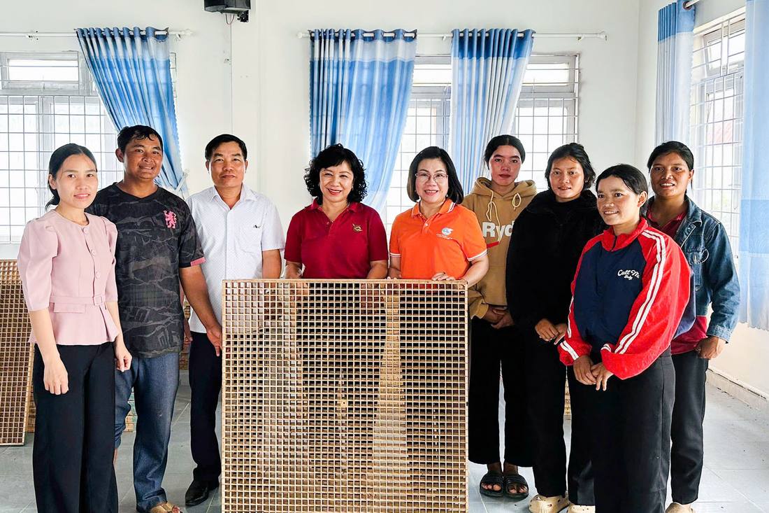 Trao né nuôi tằm cho hộ phụ nữ khó khăn ở Đam Rông